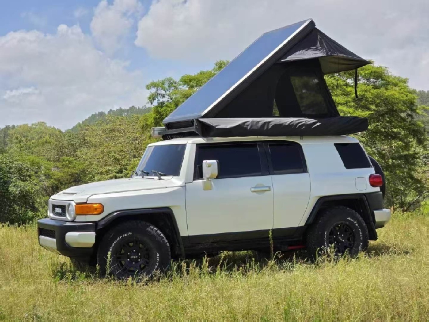 Carpa de techo ALTONIDO 1.3 desplegada sobre un SUV