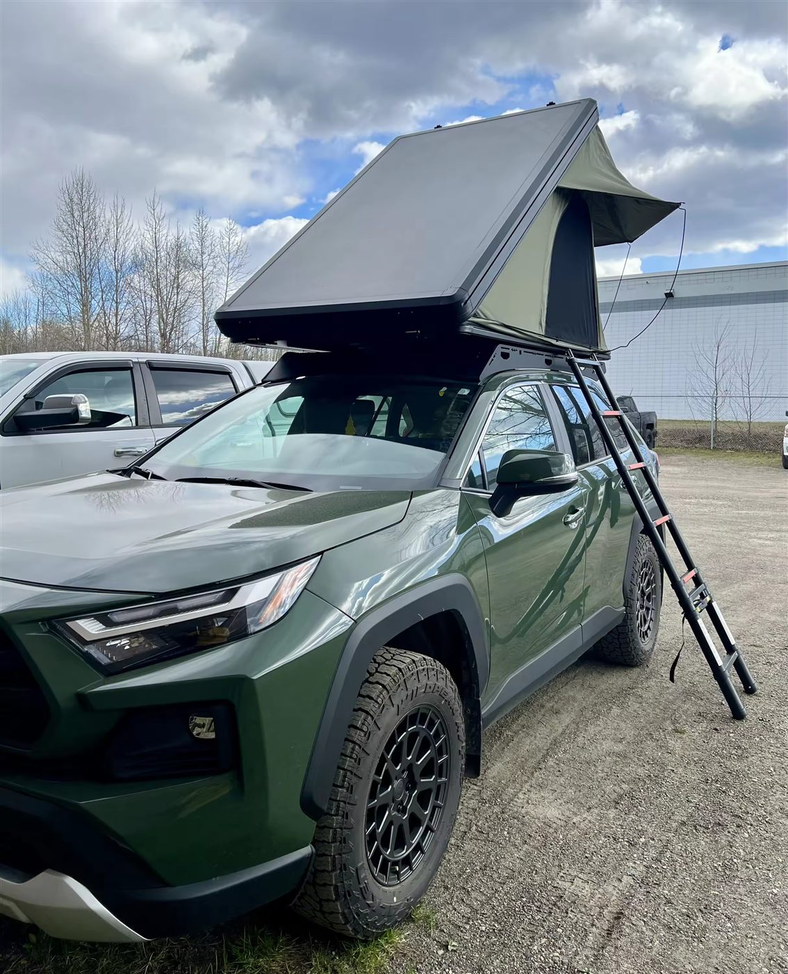 Carpa de techo rígida ALTONIDO montada sobre SUV verde